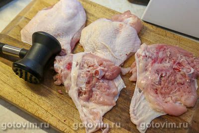 Куриные бедра, запеченная с соусом мохо Куриные бедра, запеченная с соусом мохо