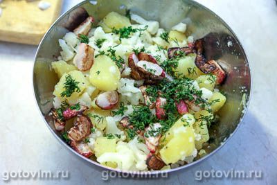 Теплый картофельный салат с жареным редисом и цветной капустой