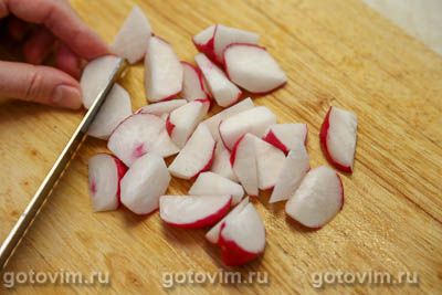 Теплый картофельный салат с жареным редисом и цветной капустой