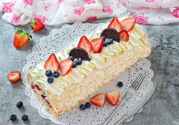 Меренговый рулет с клубникой и брусникой Меренговый рулет с клубникой и брусникой