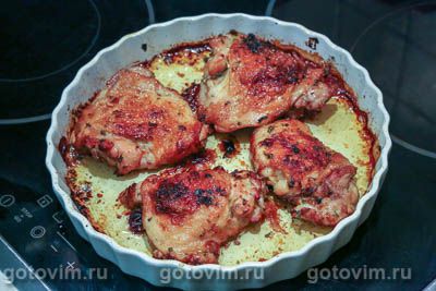 Куриные бедра, запеченная с соусом мохо Куриные бедра, запеченная с соусом мохо