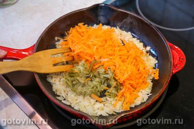 Рулетики из свинины с солеными огурцами и морковью под сырной корочкой 