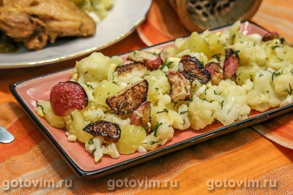 Теплый картофельный салат с жареным редисом и цветной капустой