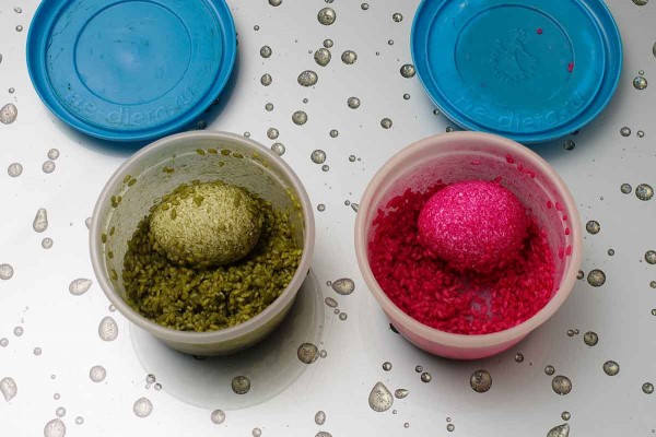 Окраска яиц на Пасху с помощью риса Окраска яиц на Пасху с помощью риса