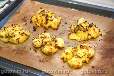 Мятая картошка с соусом мохо в духовке Мятая картошка с соусом мохо в духовке