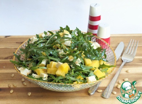 Салат с моцареллой, манго и руколой