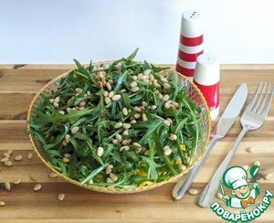 Салат с моцареллой, манго и руколой