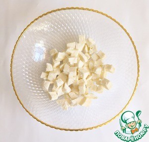 Салат с моцареллой, манго и руколой