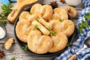 Крендельки с сахаром из песочного теста Крендельки с сахаром из песочного теста