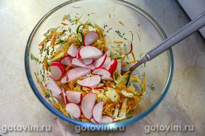 Бургер с мини-колбасками и овощным салатом Бургер с мини-колбасками и овощным салатом