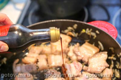 Свинина Тхабо в кокосовом молоке с овощами и рисовой лапшой