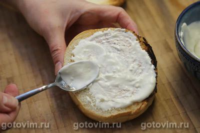 Бургер с мини-колбасками и овощным салатом Бургер с мини-колбасками и овощным салатом