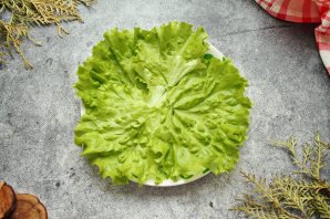 Салат с красной рыбой и креветками слоями Салат с красной рыбой и креветками слоями