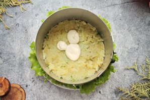 Салат с красной рыбой и креветками слоями Салат с красной рыбой и креветками слоями