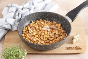 Арахис с солью на сковороде Арахис с солью на сковороде