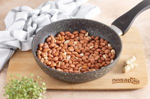 Арахис с солью на сковороде Арахис с солью на сковороде