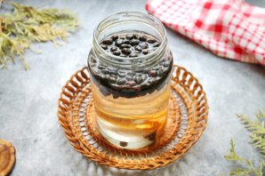 Настойка из кедровых орешков на водке Настойка из кедровых орешков на водке