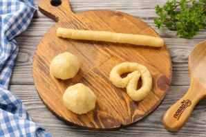 Крендельки с сахаром из песочного теста Крендельки с сахаром из песочного теста