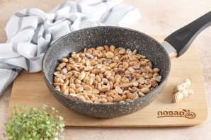 Арахис с солью на сковороде Арахис с солью на сковороде