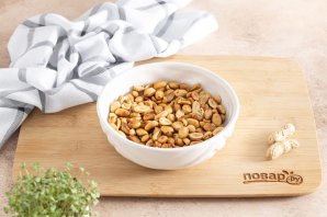 Арахис с солью на сковороде Арахис с солью на сковороде