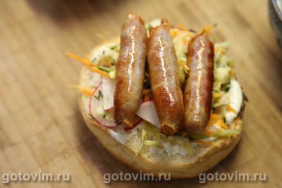 Бургер с мини-колбасками и овощным салатом Бургер с мини-колбасками и овощным салатом