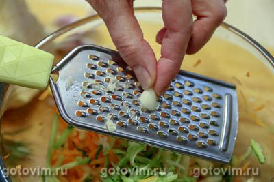 Бургер с мини-колбасками и овощным салатом Бургер с мини-колбасками и овощным салатом