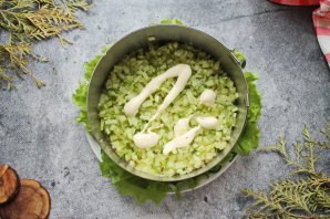 Салат с красной рыбой и креветками слоями Салат с красной рыбой и креветками слоями