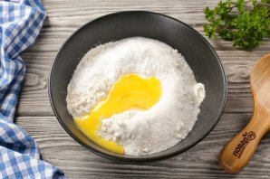 Крендельки с сахаром из песочного теста Крендельки с сахаром из песочного теста