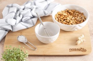 Арахис с солью на сковороде Арахис с солью на сковороде