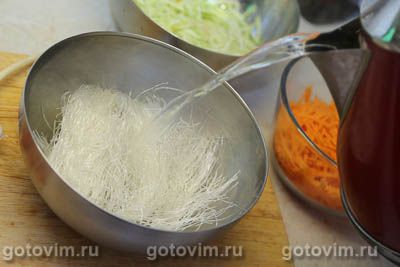 Свинина Тхабо в кокосовом молоке с овощами и рисовой лапшой