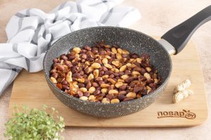 Арахис с солью на сковороде Арахис с солью на сковороде
