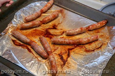 Бургер с мини-колбасками и овощным салатом Бургер с мини-колбасками и овощным салатом