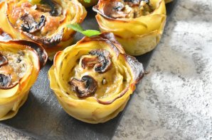 Закуска "Цветы" из картофеля с грибами Закуска "Цветы" из картофеля с грибами