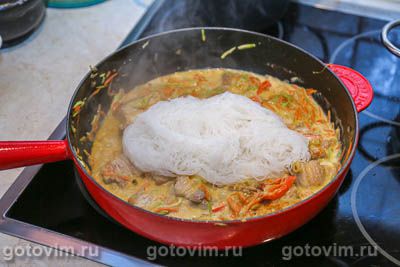 Свинина Тхабо в кокосовом молоке с овощами и рисовой лапшой