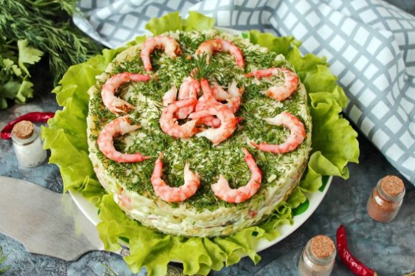 Салат с красной рыбой и креветками слоями Салат с красной рыбой и креветками слоями