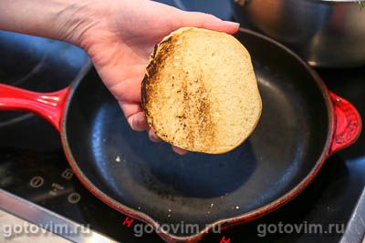 Бургер с мини-колбасками и овощным салатом Бургер с мини-колбасками и овощным салатом