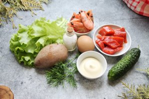 Салат с красной рыбой и креветками слоями Салат с красной рыбой и креветками слоями