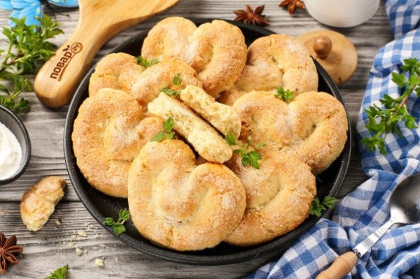 Крендельки с сахаром из песочного теста Крендельки с сахаром из песочного теста