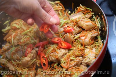 Свинина Тхабо в кокосовом молоке с овощами и рисовой лапшой