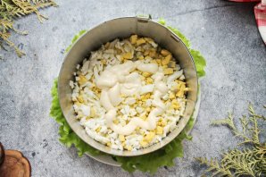 Салат с красной рыбой и креветками слоями Салат с красной рыбой и креветками слоями