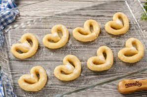 Крендельки с сахаром из песочного теста Крендельки с сахаром из песочного теста