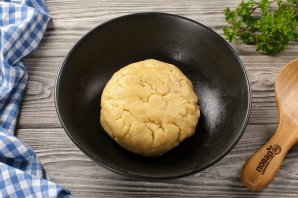 Крендельки с сахаром из песочного теста Крендельки с сахаром из песочного теста