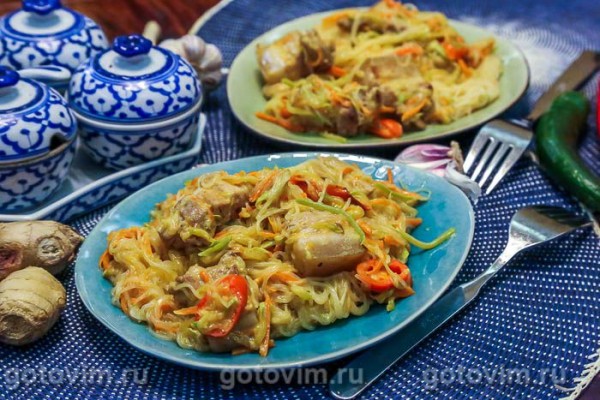 Свинина Тхабо в кокосовом молоке с овощами и рисовой лапшой
