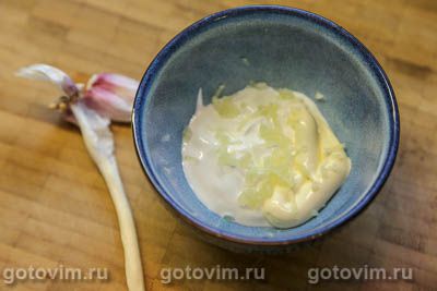 Бургер с мини-колбасками и овощным салатом Бургер с мини-колбасками и овощным салатом