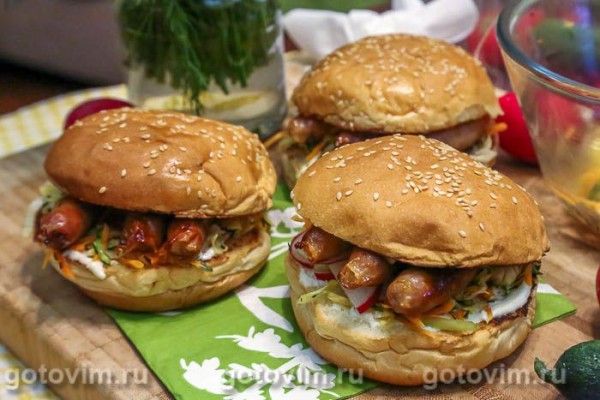 Бургер с мини-колбасками и овощным салатом Бургер с мини-колбасками и овощным салатом
