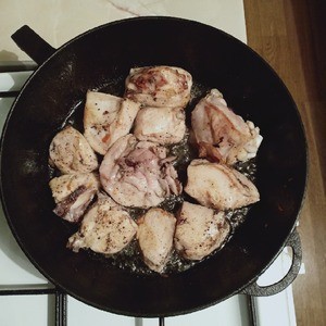 Курица в томатном соусе с оливками