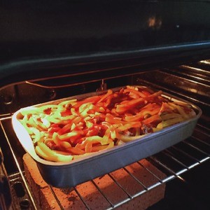 Курица в томатном соусе с оливками