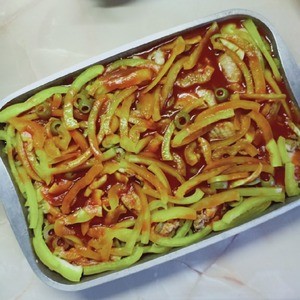 Курица в томатном соусе с оливками