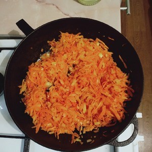 Курица в томатном соусе с оливками