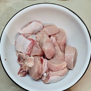 Курица в томатном соусе с оливками